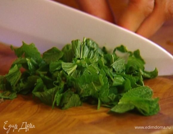 Мяту мелко порезать.