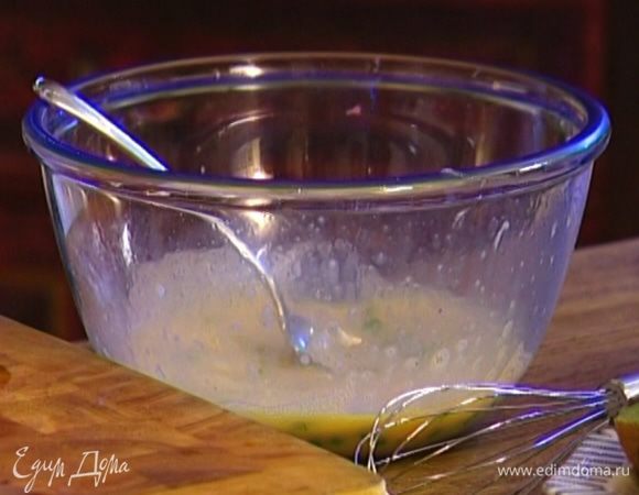 Яйца взбить блендером, посолить и поперчить.Добавить зеленый горошек, мяту и перемешать.