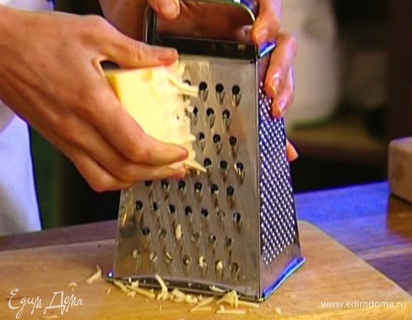 Сыр натереть на крупной терке.