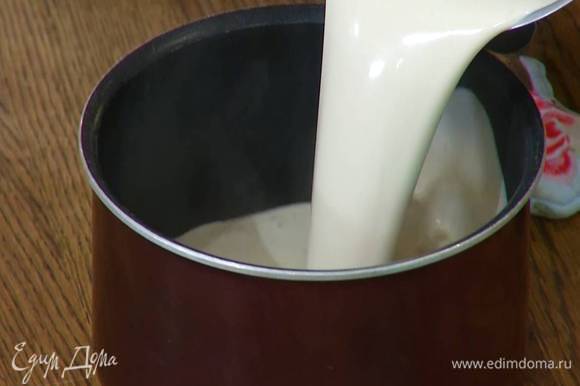 Молоко влить в кастрюлю, добавить лавровый лист, черный перец. Луковицу почистить, воткнуть в нее гвоздику и отправить в молоко.