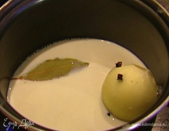 Довести молоко до кипения, затем снять с огня и оставить настаиваться.