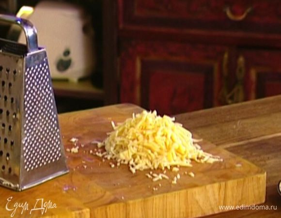 Сыр натереть на крупной терке.