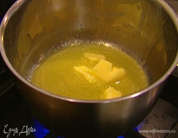 Растопить 50 г сливочного масла на небольшом огне.