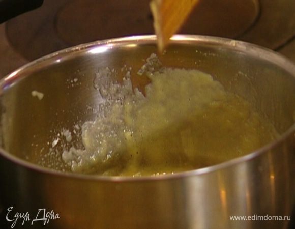 Ввести в масло муку и быстро вымешать все в однородную массу.