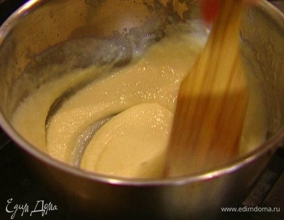 Через сито влить молоко и перемешать так, чтобы не было комочков. 