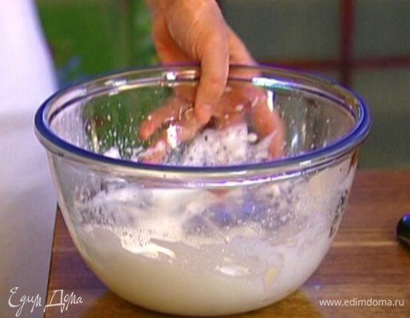 Белки со щепоткой соли на большой скорости взбить блендером в крепкую пену.