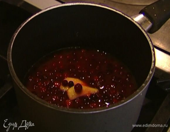Приготовить соус: апельсиновый сок налить в небольшую кастрюлю, добавить клюкву, корицу, сахар, имбирь и уварить на медленном огне.