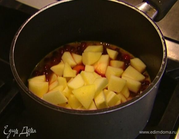Яблоко очистить от кожицы и, удалив сердцевину с семечками, нарезать кубиками, затем добавить в клюквенный соус и варить 3–4 минуты. 