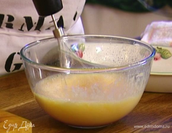 Яйца взбить блендером.Влить кленовый сироп, молоко, посолить и продолжить взбивать до образования пышной массы. 