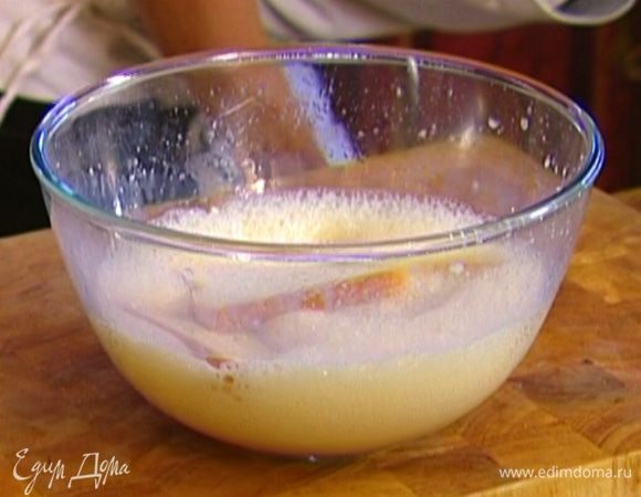 Хлеб замочить в яичной массе на пару минут.