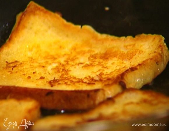 Разогреть на сковороде сливочное и оливковое масло, выложить тосты и обжаривать их по 3–4 минуты с каждой стороны до золотистой корочки.