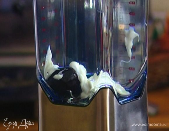 Готовую свеклу почистить и поместить в блендер.