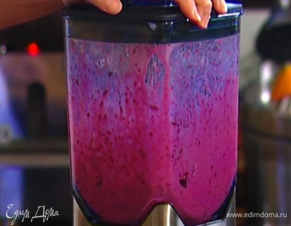 Влить йогурт и апельсиновый сок и все взбить.