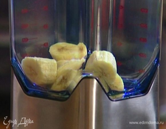 Поместить замороженный банан в блендер.