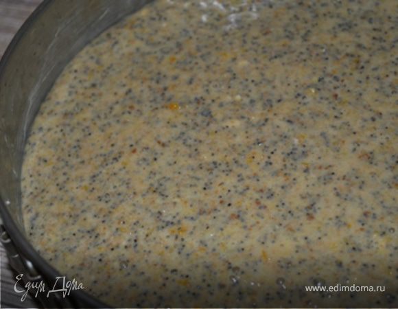 Взбить в течение 5 минут яйца.  Аккуратно ввести подготовленный сироп, перемешать.
По ложке, аккуратно перемешивая, ввести сухую смесь.
Готовое тесто вылить в форму и выпекать при 180 гр. около 40 минут. 
