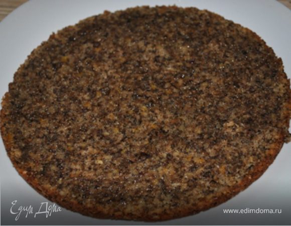 Остывший корж разрезать на 3 части. 
Каждый корж пропитать апельсиновым сиропом. 