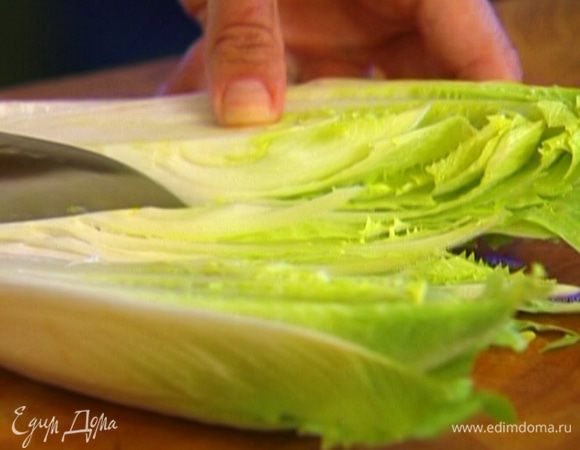 Цикорий нарезать вдоль тонкими полосками. 