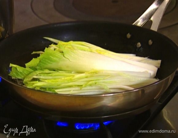 Разогреть в сковороде сливочное и оливковое масло и обжаривать цикорий вместе с чесноком 2–3 минуты. 