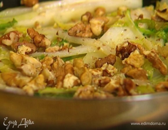 Добавить мед и грецкие орехи, слегка измельчив их руками. Посолить, поперчить, всыпать нарубленную петрушку и все перемешать.