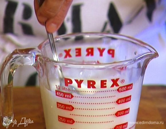 Кефир перемешать с содой.