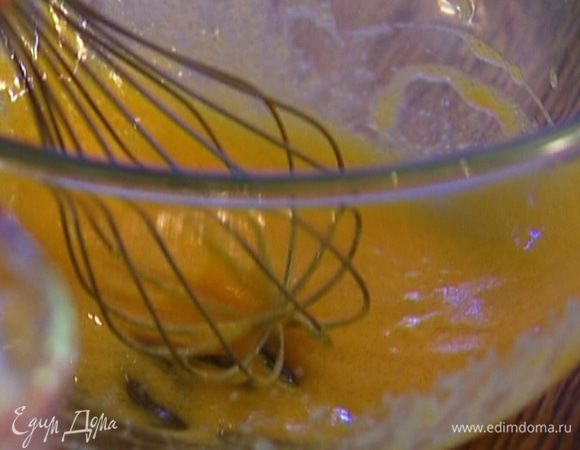 Желтки взбить с сахаром. 