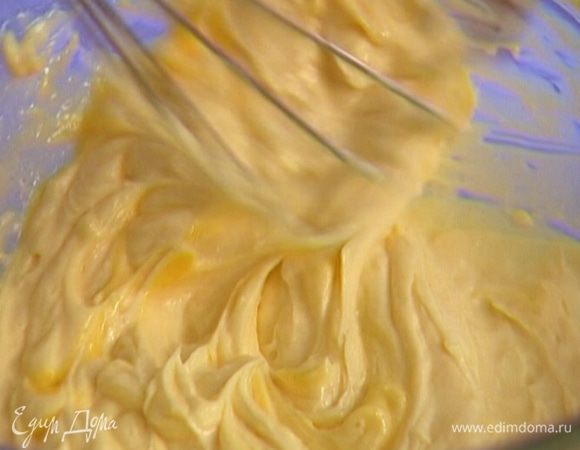 Добавить к желткам творог и вымешивать до получения гладкой массы. 