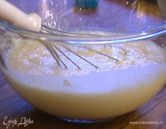 Непрерывно помешивая, ввести кефир с содой, всыпать 1/4 ч. ложки соли и муку.