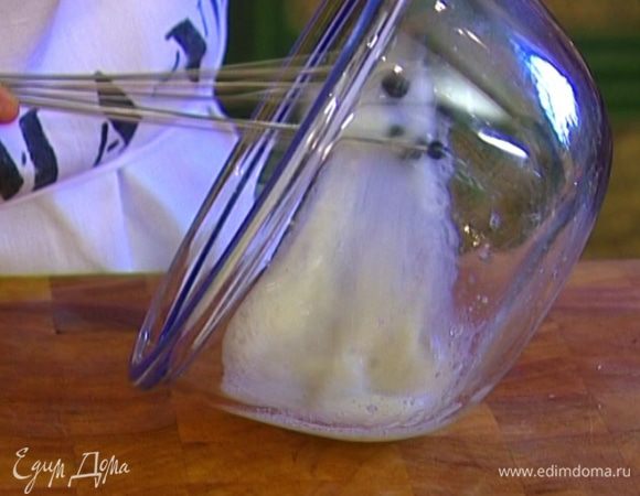 Охлажденные белки со щепоткой соли взбить в крепкую пену.