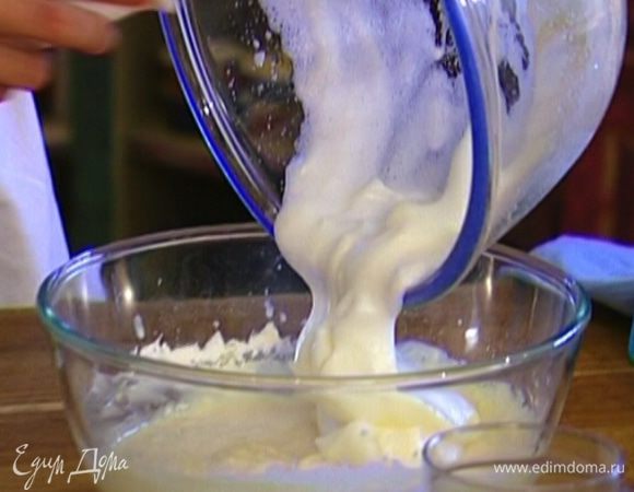 Ввести белки в тесто, перемешать.