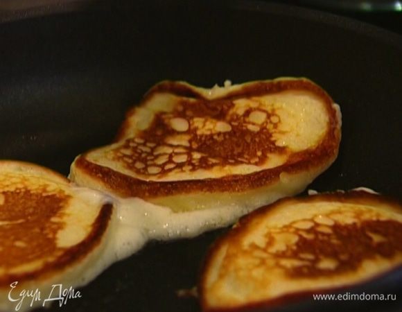 Разогреть в сковороде немного оливкового масла и пожарить оладьи.