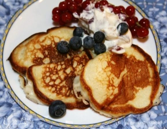 Приготовить соус: у сливы вынуть косточку, мякоть нарезать небольшими кусочками, соединить со сметаной и перемешать.
Подавать оладьи с ягодами и сметанным соусом.
