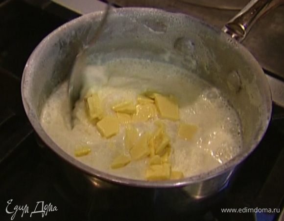 Остальной шоколад поломать руками, добавить в готовую кашу и все перемешать.