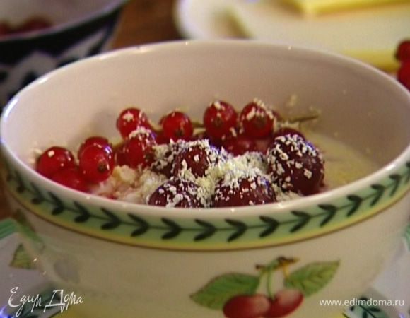Рисовую кашу выложить в тарелку, украсить вишнями и красной смородиной, посыпать натертым шоколадом.