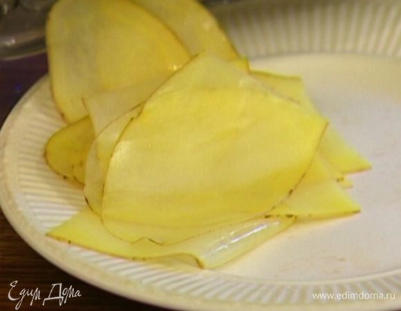 Картофель отварить почти до готовности и нарезать тонкими лепестками.