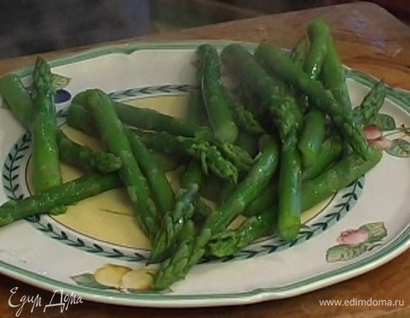 Спаржу отправить в пароварку на 2-3 минуты.