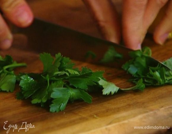 Листья петрушки мелко порубить и добавить к огурцу.
