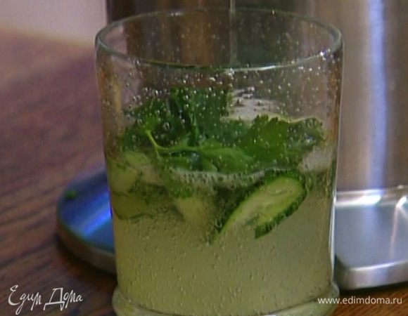 Выжать в напиток сок лимона. 