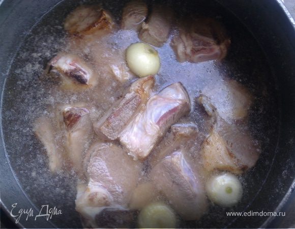 Берем все виды мяса телятины,хорошо моем,нарезаем крупными кусками и кладем в казанок,заливаем водой.чтоб вода покрыла немного мясо.Ставим на костер.