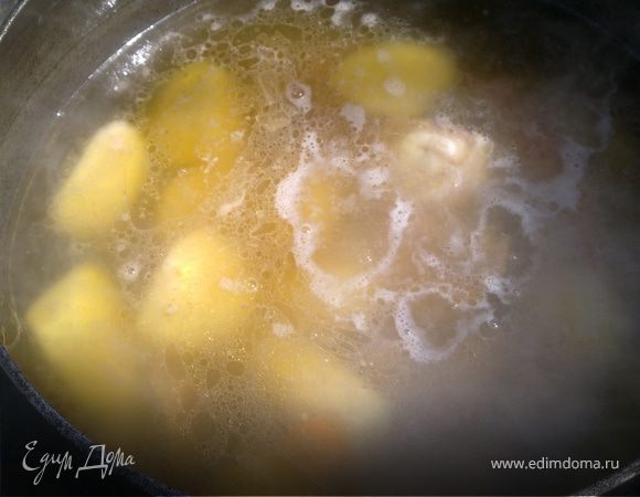 Картошку очищаем,в казанок добавляем воды,чтоб было выше мяса на 2 ладошки.Оставляем закипеть.Когда закипит,кладем картошку целой.