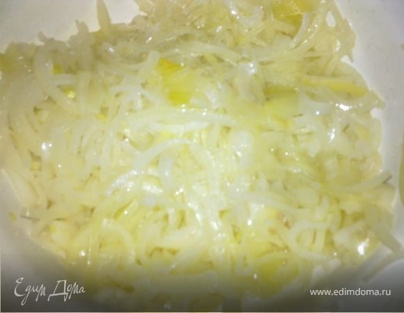 1 кг лука очищаем,нарезаем тонкими полукольцами,хорошо рукой отжимаем и заливаем кипяткомюПусть постоит,пока не остынет вода.Хорошо отжимаем,добавляем яблочный уксус 3 ст ложки,перчим,присаливаем по вкусу,немного сахара и растительного масло.Оставляем на час в теплом месте.