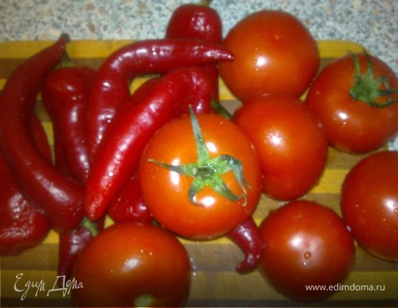 Хорошо моем помидоры.перец.Перец вдоль перерезаем пополам.