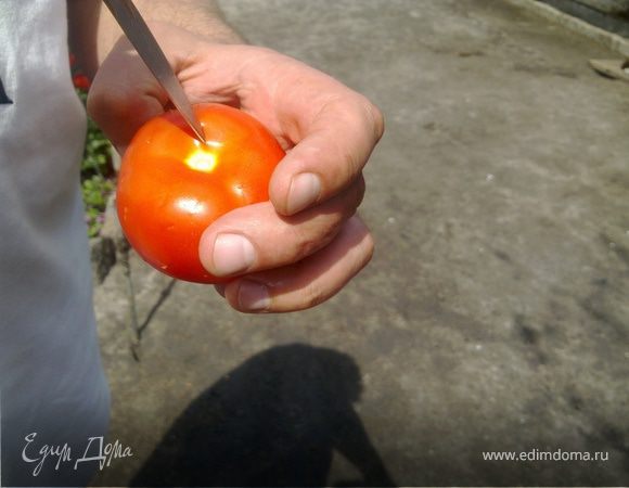 Когда картошка будет готова,помидоры накалываем со всех сторон кончиком ножа.Присаливаем еще раз бульон.