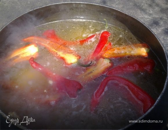 Выкладываем в казанок перец.