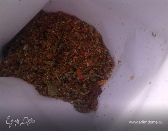 Берем ароматную приправу и высыпаем в кипящий суп.