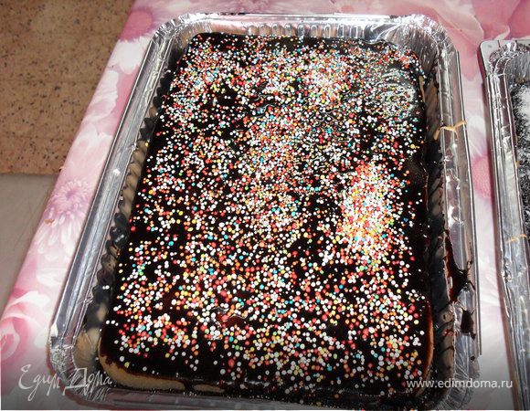 На сковородке перемешать воду,сахар и какао и варить, постоянно помешивая 10 минут,добавить маргарин и через две минуты глазурь готова.Залить ею тортик и присыпать конфетками или стружкой кокоса