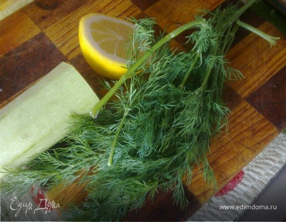 Нарезаем кабачок кружочками толщиной 1 см,лимон дольками.