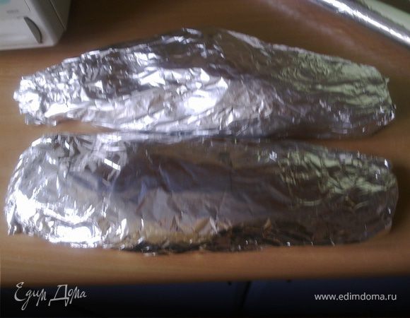Взбрызгиваем немного растительным маслом и хорошо заворачиваем в фольгу.Выкладываем на решетку и жарим на углях,постоянно переворачивая.
