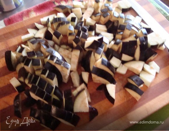 Нарезаем их кубиками.
