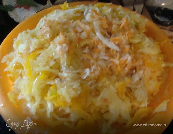 Лук,морковь.перец сладкий я нарезала на комбайне при помощи насадки"овощерезка".Можно нарезать лук мелко,морковь натереть на терку,перец мелкой соломкой.Чесно перекрутить на мясорубку или выдавить чеснокодавкой.