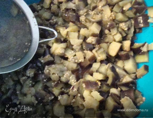 Баклажаны провариваем в кипящей воде.не более 10 минут,достаем шумовкой,даем стечь и остыть.